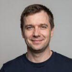 Улыбающийся клиент Legalne Kasyno Online подтверждает важность проверки лицензий при выборе безопасного казино